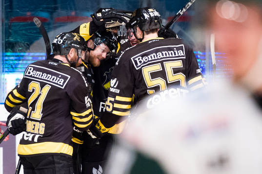 s Sam Marklund jublar med lagkamrater