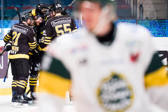 s Sam Marklund jublar med lagkamrater