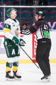 Björklövens Emil Lundberg kollar på jumbotronen