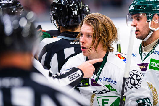 Färjestads Oskar Steen reagerar på ett domslut