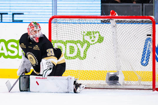 Färjestads Martin Johansson (ej i bild) gör 1-2 bakom