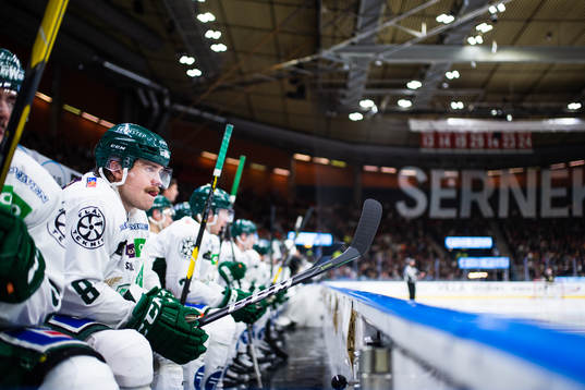 Färjestads Robin Press deppar på bänken