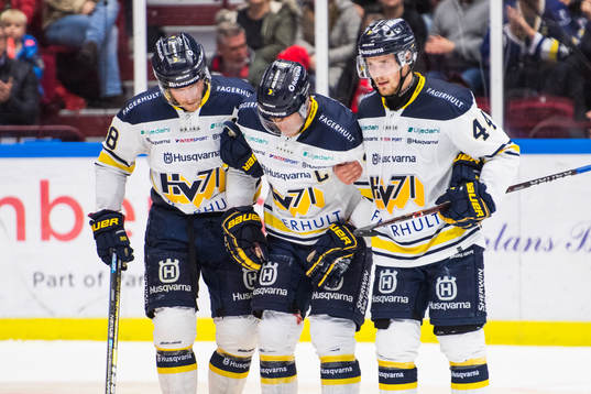 s Nils Andersson och Mikko Lehtonen hjälper Simon Önerud
