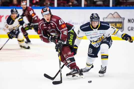 s Markus Ljungh i kamp om pucken