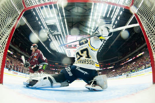 Malmö Redhawks Konstantin Komarek jublar i bakgrunden