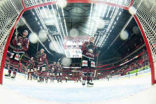 Malmö Redhawks spelare jublar