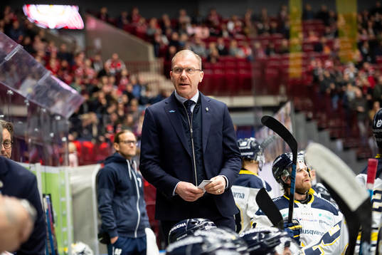 s tränare Johan Lindbom