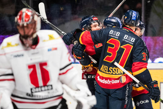 Djurgårdens Emil Bemström jublar med lagkamrater