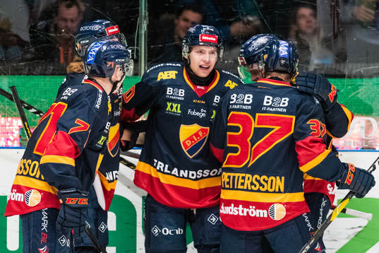 Djurgårdens Marcus Davidsson (mitten) jublar med