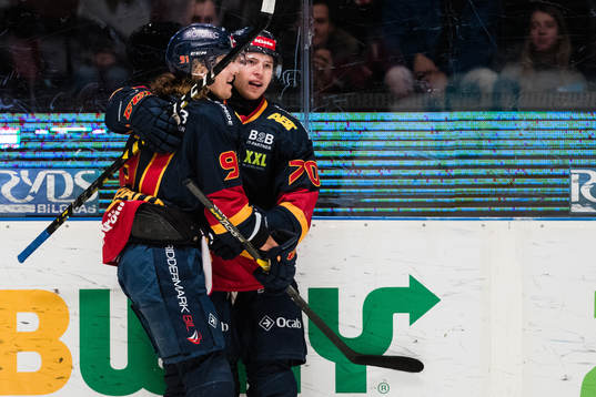 Djurgårdens Axel Jonsson Fjällby jublar tilslammans med