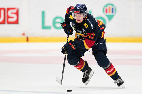 Djurgårdens Marcus Davidsson med pucken