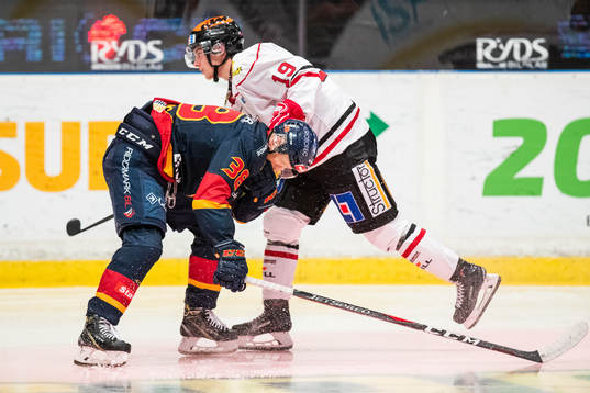 Djurgårdens Olle Alsing och Örebros Patrik Virta i kamp