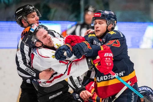 Örebros Tom Wandell och Djurgårdens Jesper Pettersson i
