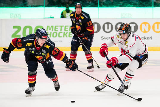 Djurgårdens Tom Nilsson i kamp om pucken med Örebros