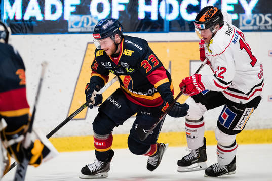 Djurgårdens Linus Hultström jagas av Örebros Glenn