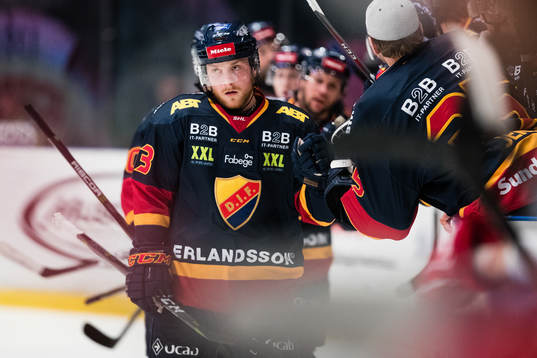 Djurgårdens Linus Hultström gratuleras av sina lagkamrater
