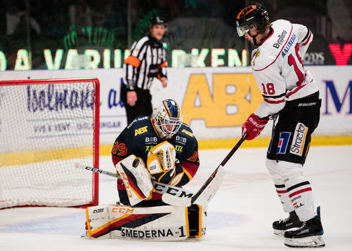 Djurgårdens målvakt Adam Reideborn med en räddning
