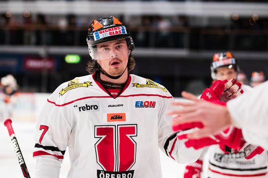 Örebros Marcus Björk gratuleras av sina lagkamrater