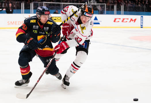 Djurgårdens Marcus Davidsson i kamp om pucken med Örebros