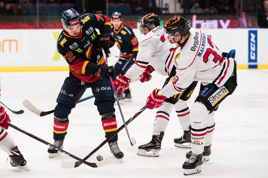 Djurgårdens Emil Bemström i kamp om pucken med Örebros