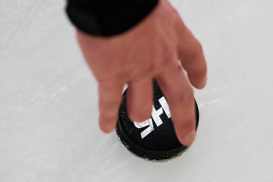 En domare tar upp pucken