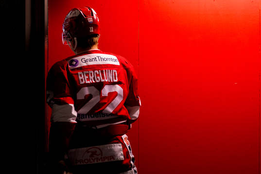 Timrås Emil Berglund på väg ut på isen