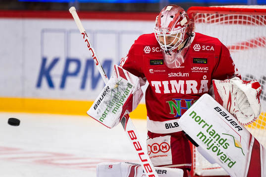 Timrås målvakt Niklas Svedberg värmer upp