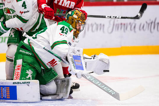 Rögles målvakt Justin Pogge med en räddning