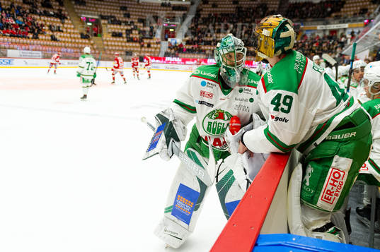 Rögles målvakt Justin Pogge byter med målvakt Ville