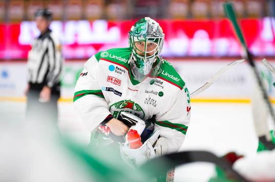Rögles målvakt Ville Kolppanen byts in