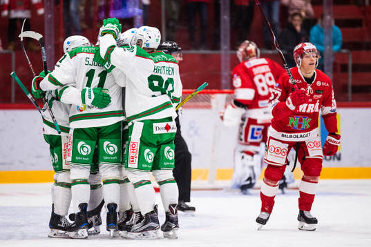 Rögles Mattias Sjögren jublar med lagkamrater