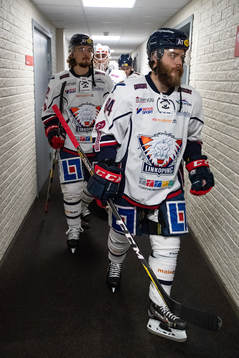 Linköpings Jimmy Andersson på väg in till uppvärmning