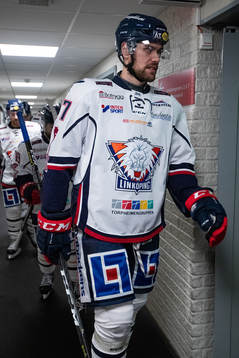 Linköpings Dan Pettersson  på väg in till uppvärmning