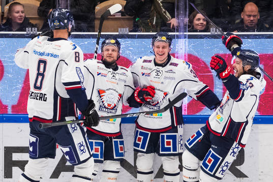 Linköpings Olle Lycksell jublar med lagkamrater