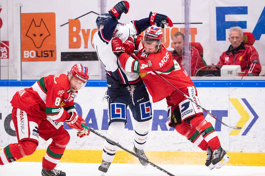 Linköpings Filip Karlsson tacklas av Moras Viktor Amnér