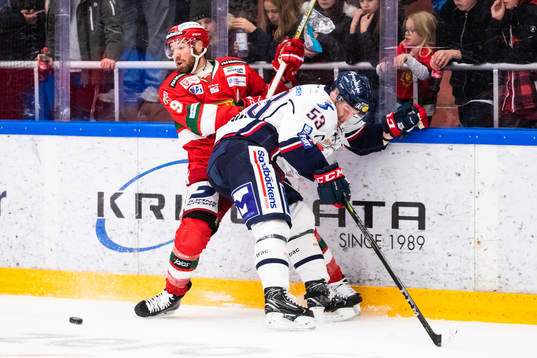 Moras Andrew Rowe och Linköpings Eddie Larsson i kamp om