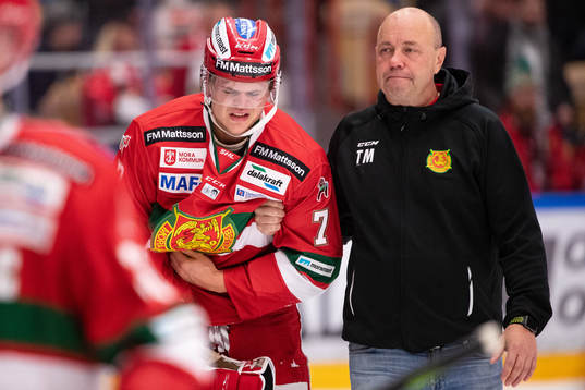 Moras Erlend Lesund får hjälp av isen Moras lagläkare