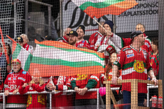 Moras supporters