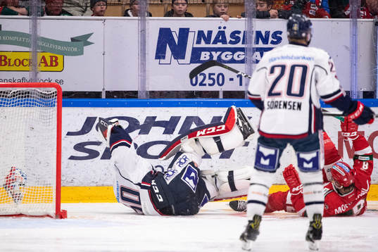 Moras Robin Johansson kolliderar med Linköpings målvakt