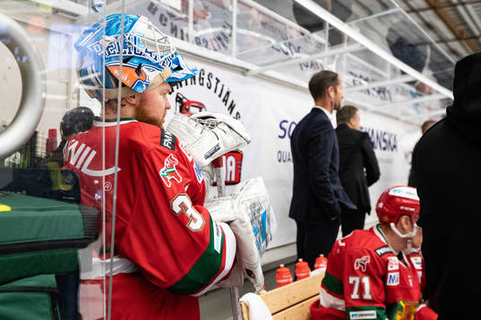 Moras målvakt Janne Juvonen i båset