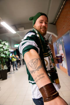 En kille har tatuerat in Färjestads sköld på armen