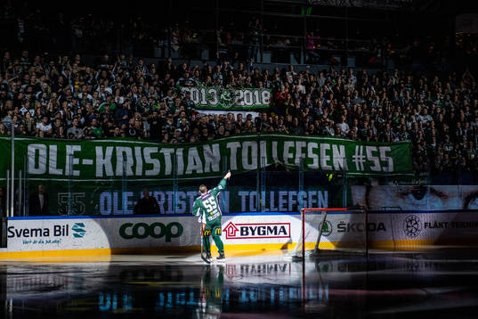 Färjestads Ole-Kristian Tollefsen blir avtackad