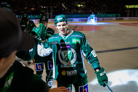 Färjestads Theodor Lennström jublar