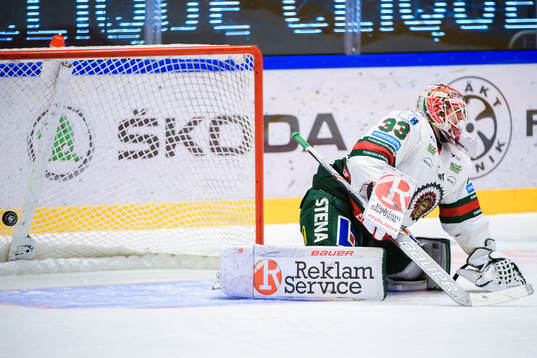 Frölundas målvakt Johan Mattsson ser på när Färjestads