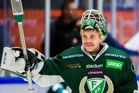 Färjestads målvakt Markus Svensson jublar