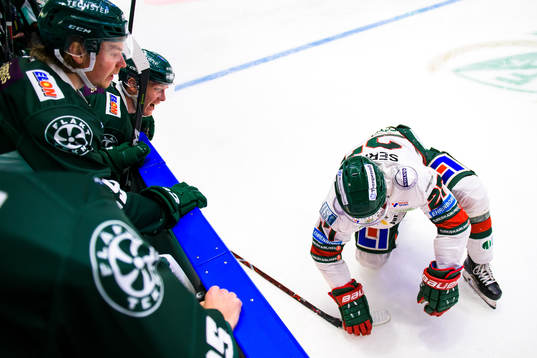 Färjestads Oskar Steen och Gustav Rydahl i samtal med