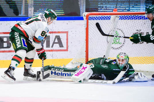 Frölundas Ryan Lasch och Färjestads målvakt Markus