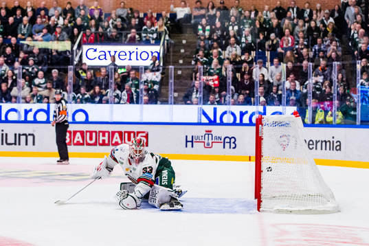 Frölundas målvakt Johan Mattsson ser på när Färjestads