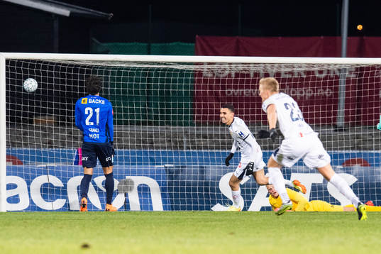 Mustafa "Mos" Abdellaoue of Strømsgodset scores 1-1