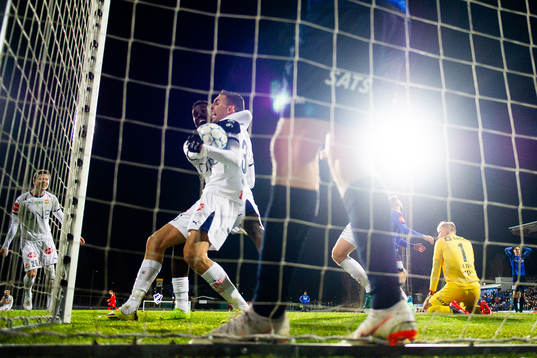 Mustafa "Mos" Abdellaoue of Strømsgodset celebrates